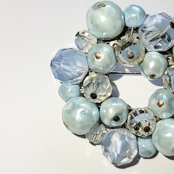 BLUE CRYSTAL GIVRE GLASS & FAUX PEARL WREATH BROOCH - Picture 3 of 6